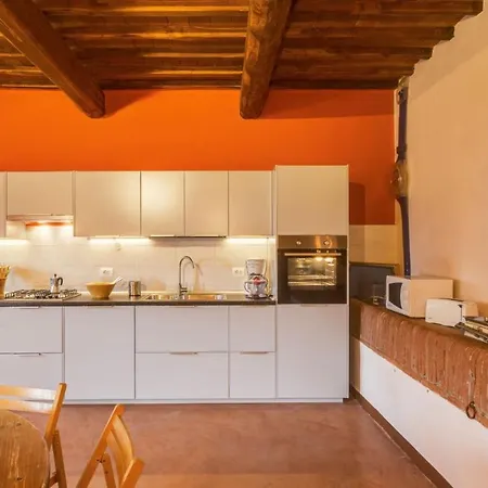 וילה Sleeps 8 With Pool